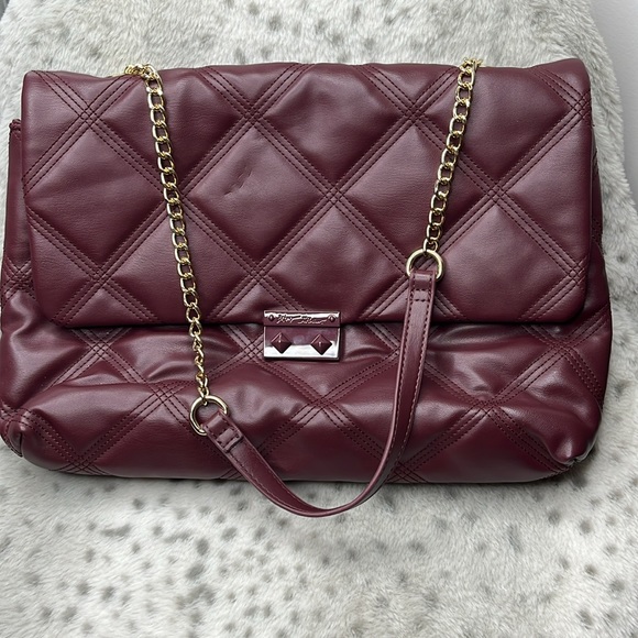 Oversized Betsy Johnson Clutch Style Bag w/ Shoulder Chain - Picture 3 of 6